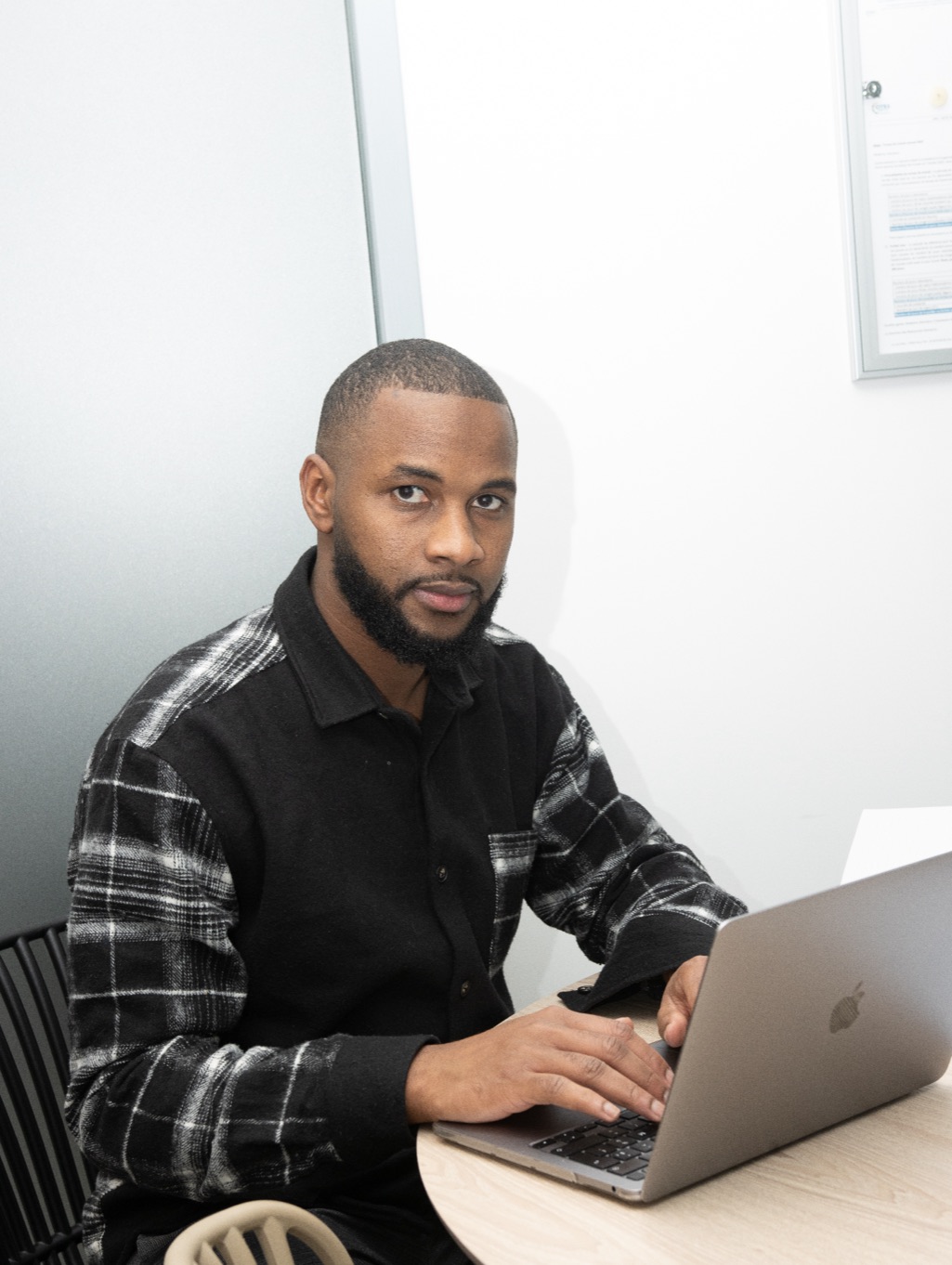 Aliou Diaby, fondateur et directeur de Wakkili Systems, à son poste de travail